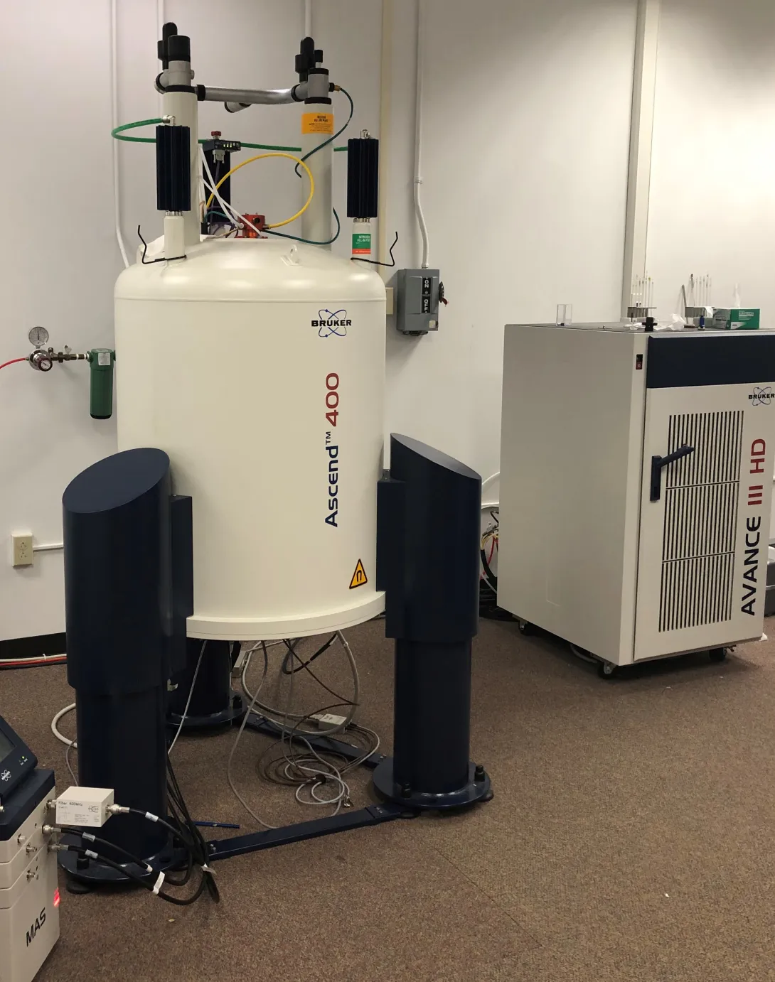 Image of the 400 MHz NMR spectrometer