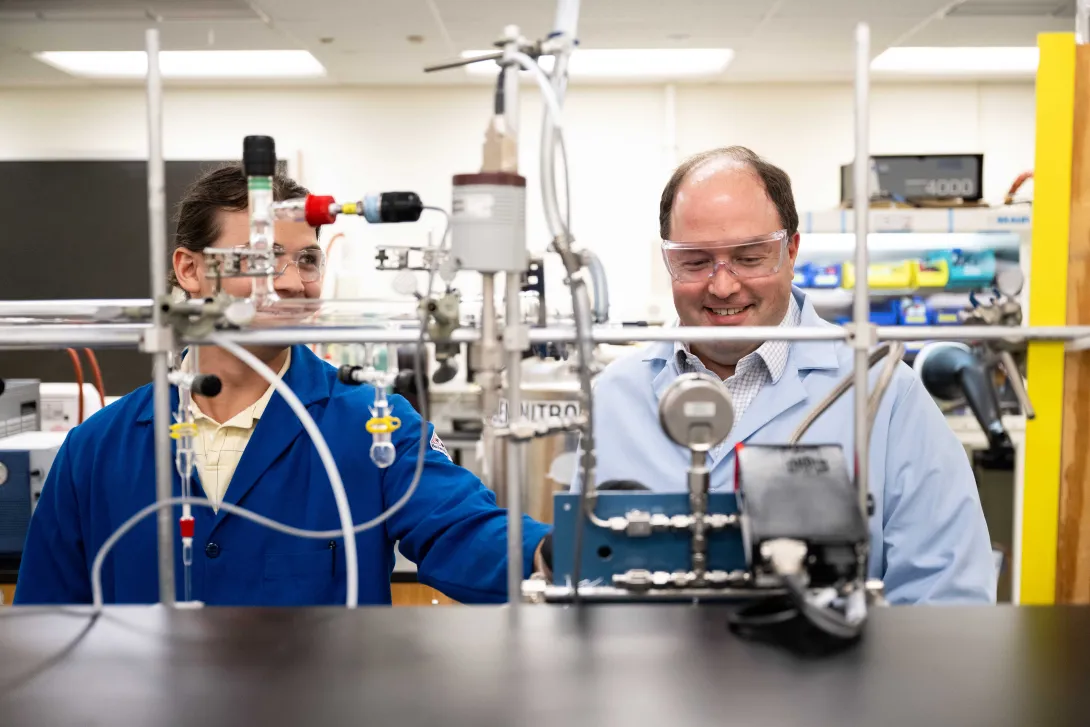 A student with Dave Vicic in the Vicic Lab.